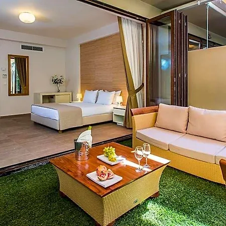 Club Hotel